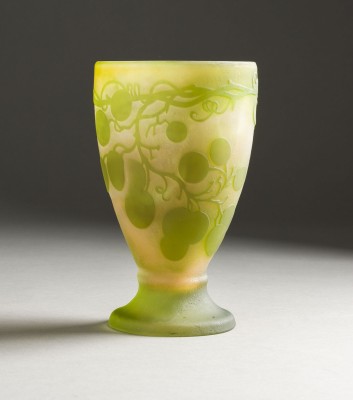 Auktion 155<br>BECHERVASE MIT WEINTRAUBEN