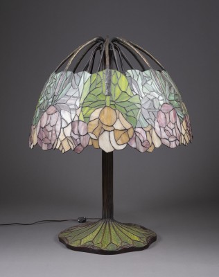 Auction 155<br>SEHR GROSSE TISCHLEUCHTE IM STILE VON TIFFANY