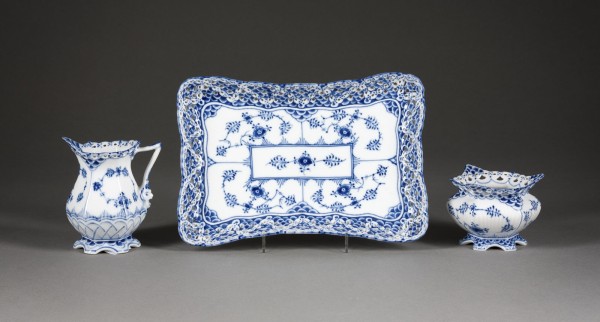 Bild SAHNEKÄNNCHEN UND ZUCKERDOSE AUF TABLETT 'MUSSELMALET VOLLSPITZE'