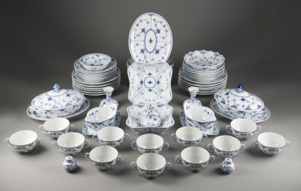 Bild 69-TEILIGES SPEISESERVICE 'MUSSELMALET - VOLL- UND HALBSPITZE'