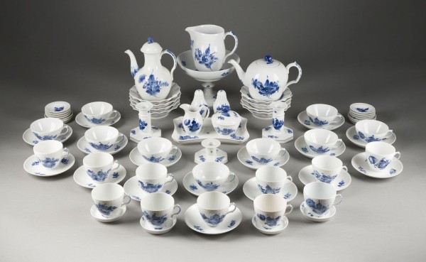 Auktion 155<br>108-TEILIGES SPEISE- KAFFEE-/TEESERVICE 'BLAUE BLUMEN'