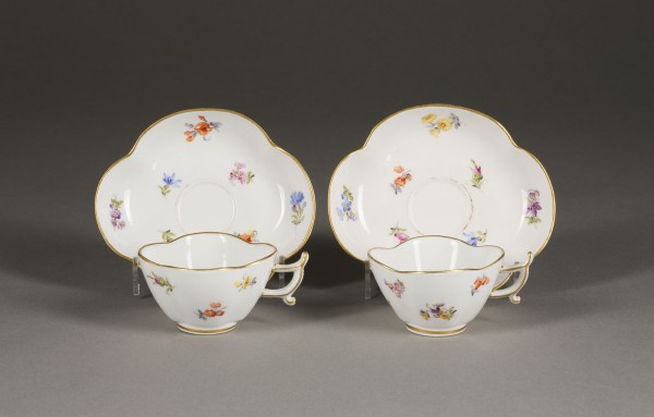 Auktion 155<br>PAAR MOKKATASSEN MIT UNTERTASSEN 'STREUBLUMEN'
