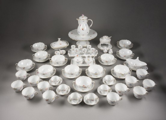 Auktion 155<br>140-TEILIGES KAFFEE-/MOKKA- UND SPEISESERVICE 'STREUBLUMEN'