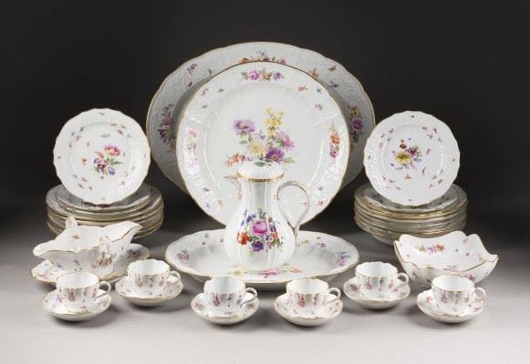 Picture 36-TEILIGES SPEISE- UND KAFFEESERVICE 'BLUMEN-UND INSEKTENMALEREI'