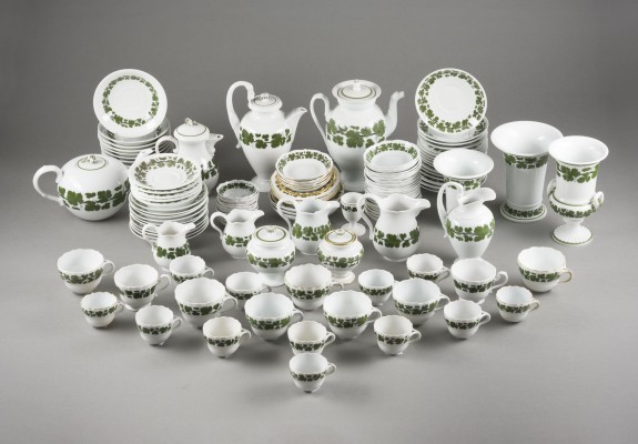 Auktion 155<br>231-TEILIGES SPEISE-/TEE- UND KAFFEESERVICE 'GRÜNER WEINLAUBKRANZ'