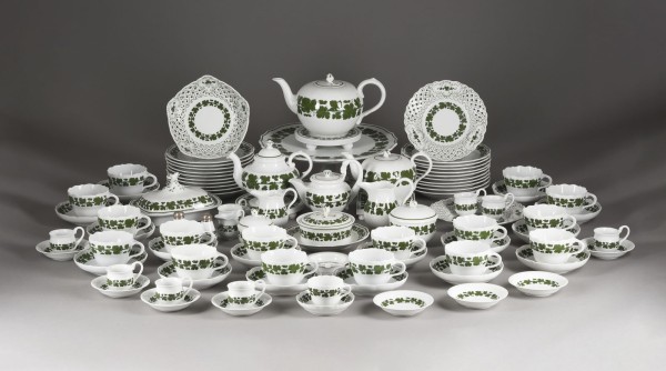 Auction 155<br>142-TEILIGES FRÜHSTÜCKSSERVICE 'GRÜNER WEINLAUBKRANZ'