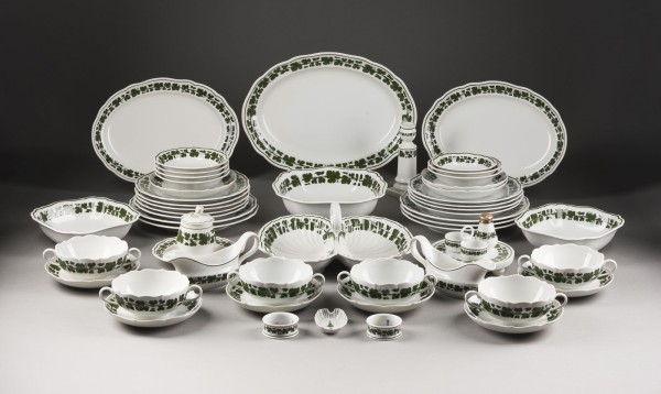 Auktion 155<br>66-TEILIGES SPEISESERVICE 'GRÜNER WEINLAUBKRANZ'