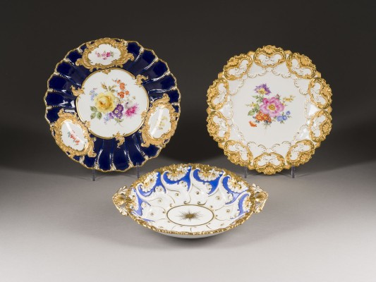 Bild ZWEI PRUNKTELLER UND EINE PRUNKSCHALE