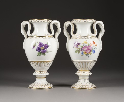 Bild ZWEI SCHLANGENHENKELVASE MIT 'BLUMENMALEREI'