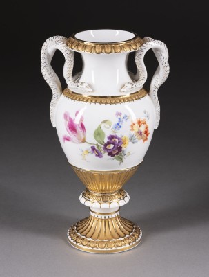 Auction 155<br>SCHLANGENHENKELVASE MIT BLUMENMALEREI