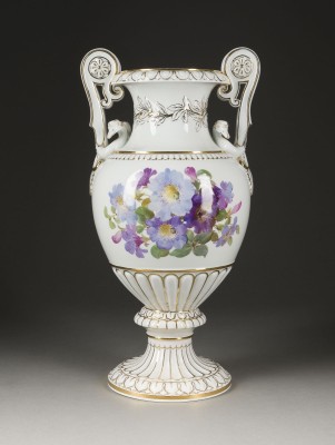 Bild VASE MIT SCHWANENHENKELN UND ROSENBUKETTS