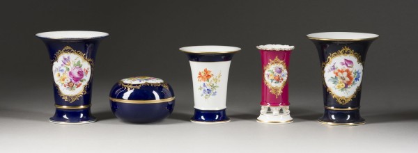 Bild VIER VASEN UND DECKELDOSE 'BLUMENDECKOR'