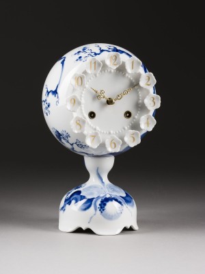 Auction 155<br>PORZELLANUHR 'ORCHIDEE AUF AST'