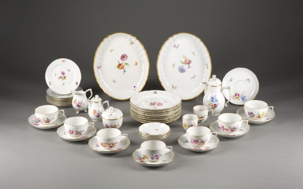 Picture 41-TEILIGES RESTESERVICE KPM 'BLUMEN UND INSEKTEN MIT GOLDRAND'