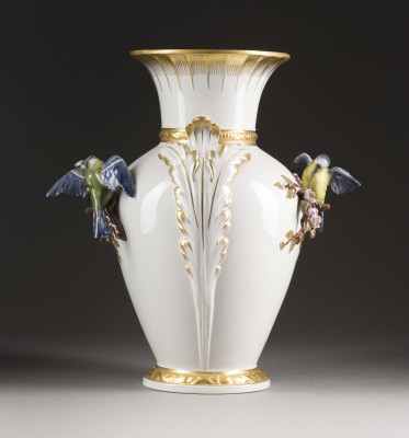 Auktion 155<br>VASE MIT BLAUMEISEN