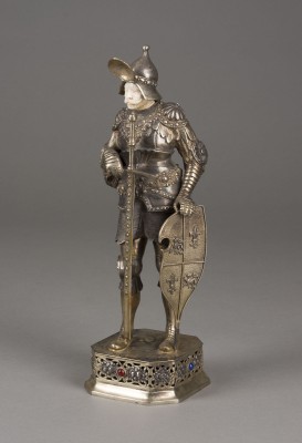 Auktion 155<br>SILBERFIGUR EINES STEHENDEN RITTERS
