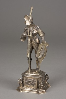 Auktion 155<br>SILBERFIGUR EINES STEHENDEN RITTERS