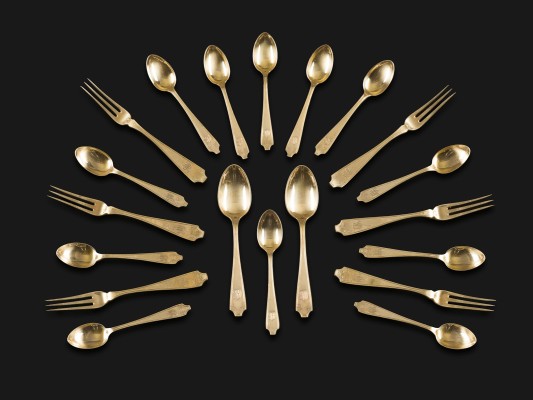 Auktion 155<br>MASSIVES 20-TEILIGES TIFFANY-DESSERT-BESTECK AUS GOLD