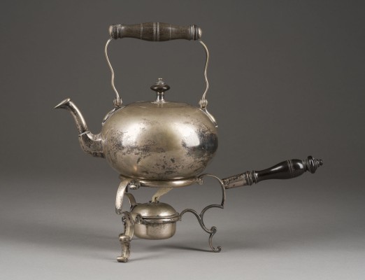 Bild TEEKANNE AUF STÖVCHEN