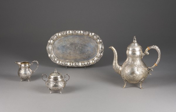 Picture VIER-TEILIGES KAFFEE-KERNSTÜCK AUF TABLETT