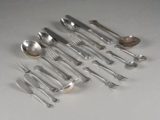 Auction 155<br>40-TEILIGES BESTECK 'ALT-CHIPPENDALE'