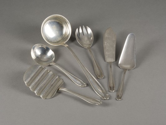 Auktion 155<br>155-TEILIGES BESTECK MIT MONOGRAMM