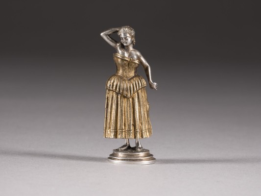 Auktion 155<br>EROTISCHE MINIATUR 'DAME IM KORSAGENKLEID'