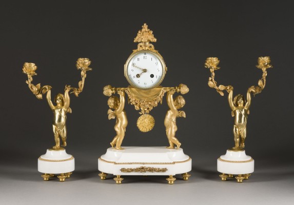 Auktion 155<br>KAMINUHR-ENSEMBLE MIT GIRANDOLEN IM LOUIS-XVI-STIL