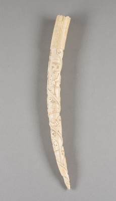 Bild BESCHNITZTER LOANGO-STOSSZAHN *