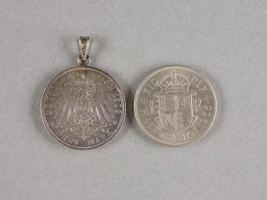 Auction 155<br>MÜNZANHÄNGER WILHELM II. (1909) UND HALF-CROWN-MÜNZE ELIZABETH II. (1966)