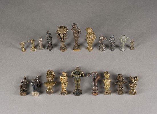 Bild KONVOLUT AUS 20 FIGÜRLICHEN PETSCHAFTEN