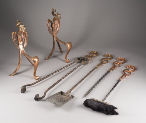 Bild SELTENES SET AUS KAMINBESTECK UND ANDIRONS MIT DRACHENKÖPFEN