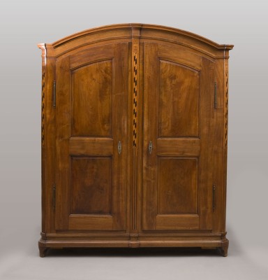 Auction 155<br>GROSSER BIEDERMEIER SCHRANK MIT BANDINTARSIEN