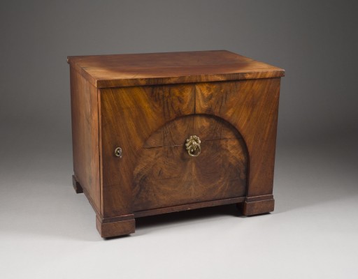 Auction 155<br>KLEINES RUNDBOGEN SCHRÄNKCHEN