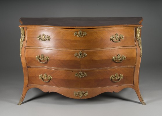 Bild SPÄTBAROCK BOMBIERTE KOMMODE