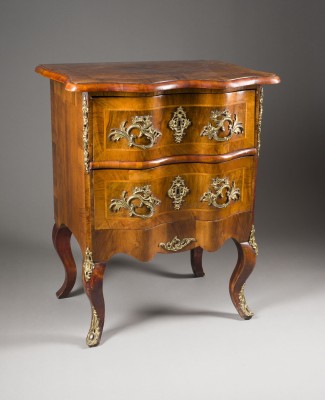 Auktion 155<br>KLEINE KOMMODE