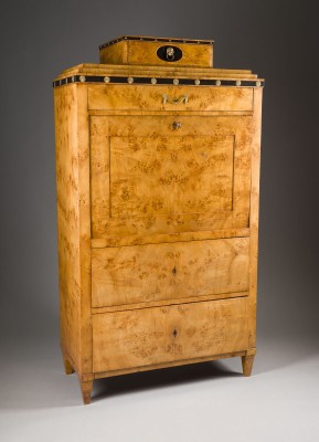 Auktion 155<br>FEINER SCHREIBSCHRANK / STANDSEKRETÄR