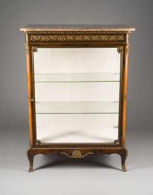 Auktion 155<br>LOUIS XV VITRINE