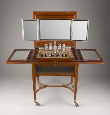 Auktion 155<br>ART DECO FRISIER VITRITENTISCH MIT 27 SILBEROBJEKTEN