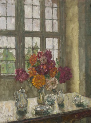 Auktion 155<br>STILLLEBEN MIT PORZELLAN UND BLUMEN VOR DEM FENSTER, 1927