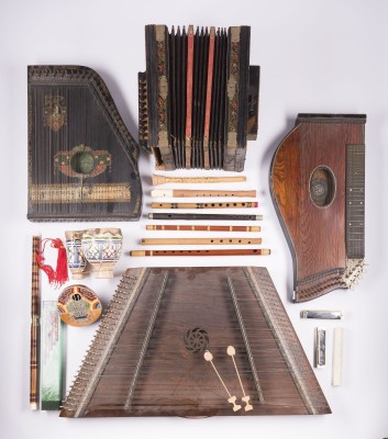 Picture GROSSES KONVOLUT VON 16 MUSIKINSTRUMENTEN: ZITHER, HACKBRETT, FLÖTEN, HARMONIKA, MUNDHARMONIKA UND KALIMBA