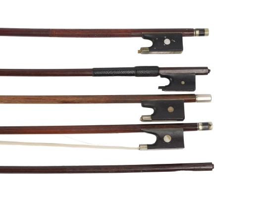 Auction 155<br>KONVOLUT VON FÜNF VIOLINBÖGEN (4/4, 3/4 UND 1/4)