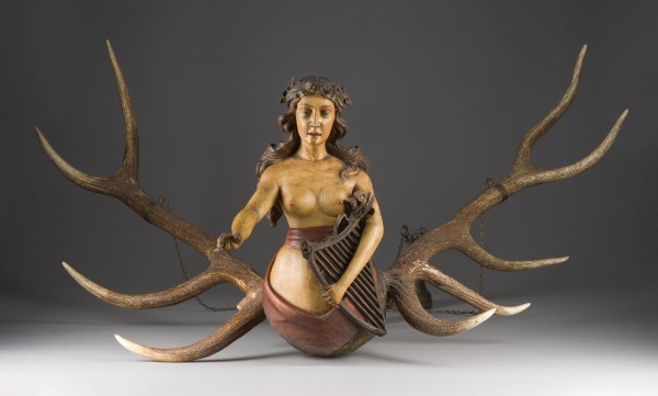 Auktion 155<br>LÜSTERWEIBCHEN SIRENE MIT LYRA