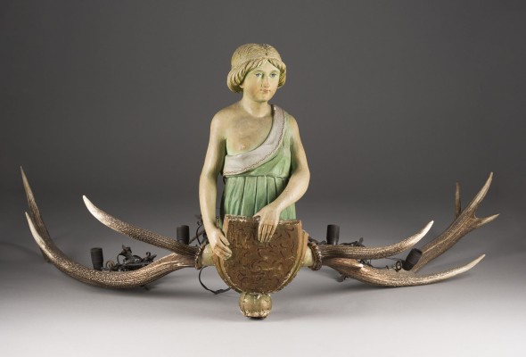 Auction 155<br>LÜSTERWEIBCHEN MIT WAPPENSCHILD