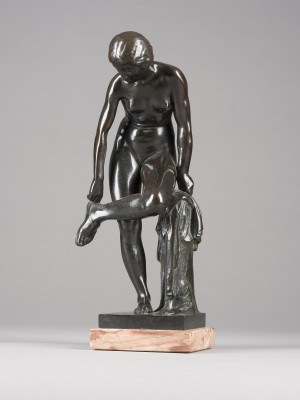 Auktion 155<br>APHRODITE / VENUS SICH DIE SANDALE AUSZIEHEND