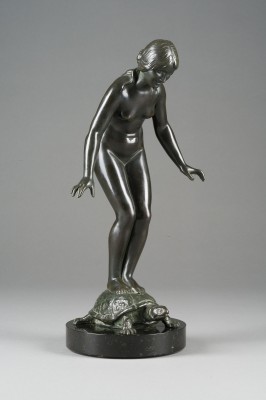 Auction 155<br>FRAUENAKT AUF SCHILDKRÖTE STEHEND