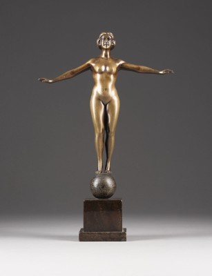 Bild FRAUENAKT AUF EINER KUGEL STEHEND