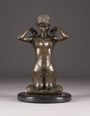 Bild 'NEW NECKLACE' (KNIENDER FRAUENAKT AUF KISSEN)