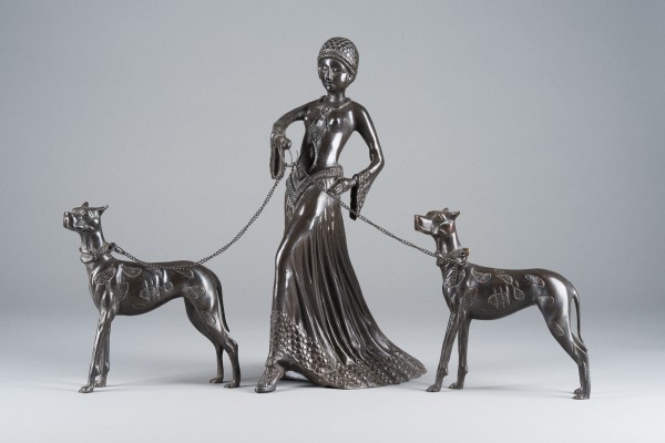 Auktion 155<br>'THE GUARDIANS' ART DÉCO FIGURENGRUPPE: DAME MIT ZWEI HUNDEN