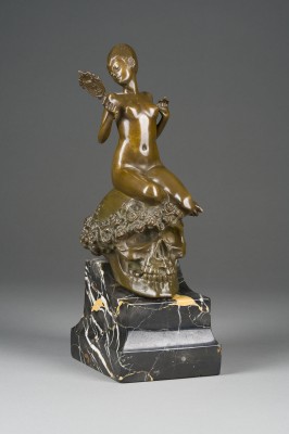 Auktion 155<br>FRAUENAKT MIT SPIEGEL AUF EINEM TOTENKOPF SITZEND